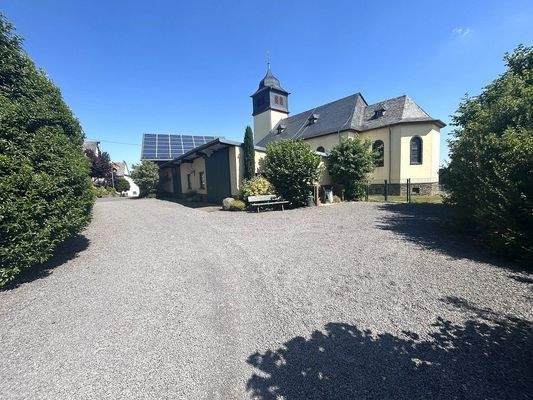 rechts die Garagen und Nutzräume