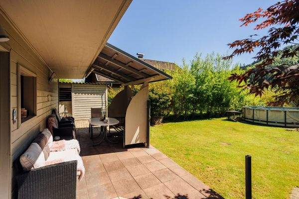 Terrasse mit großem Garten