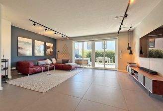 Blick ins Wohnzimmer mit Terrasse