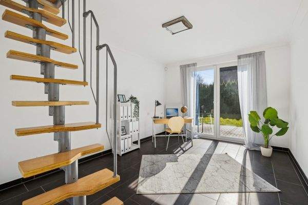 Arbeitszimmer mit Zugang zum DG