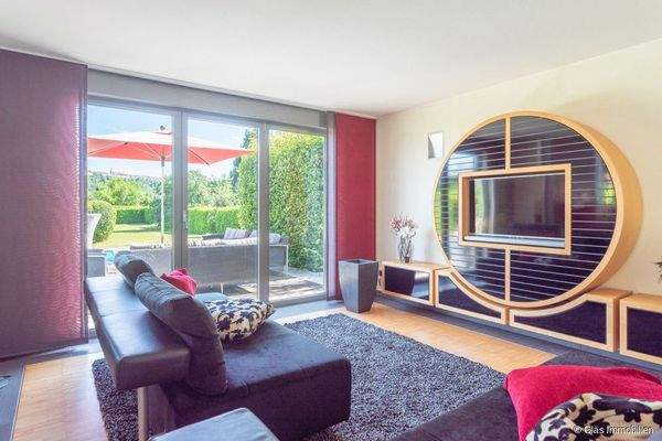 Wohnzimmer mit Blick ins Grüne