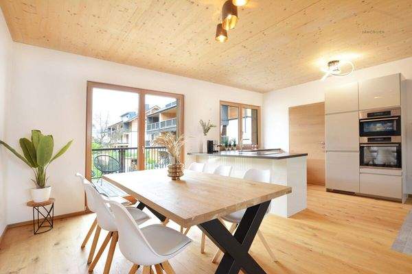 Offener Essbereich mit Ausgang auf die Terrasse