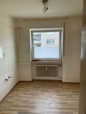 Helle Küche mit Fenster