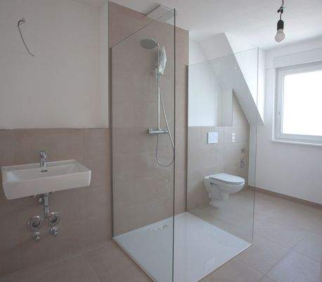 Badezimmer mit Dusche, WC und HRW