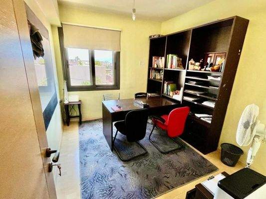 Kreta, Agios Nikolaos: Geräumige Wohnung im 2. Stock mit Panoramablick auf das Meer zu verkaufen