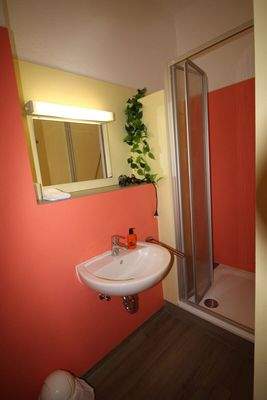 Bad mit Dusche und WC