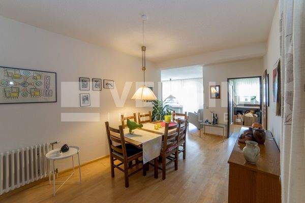 Esszimmer mit angrenzender Küche