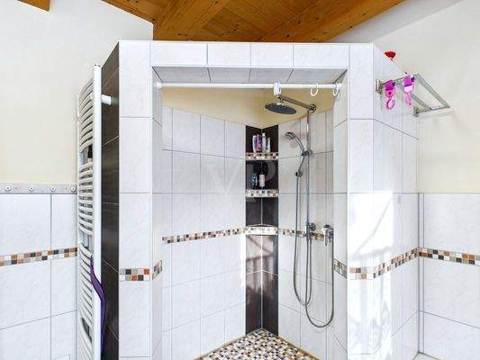 Rollstuhlgerechte ebenerdige Dusche