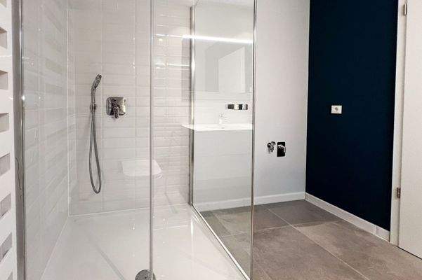 Extragroße bodentiefe Dusche