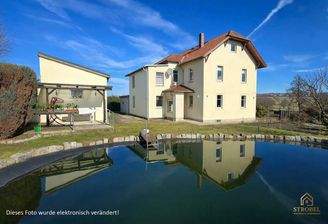 Ländliches Anwesen mit spiegelndem Teich Kopie.jpg