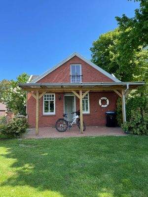 schöne gr. überdachte Terrasse mit Blick in den Garten