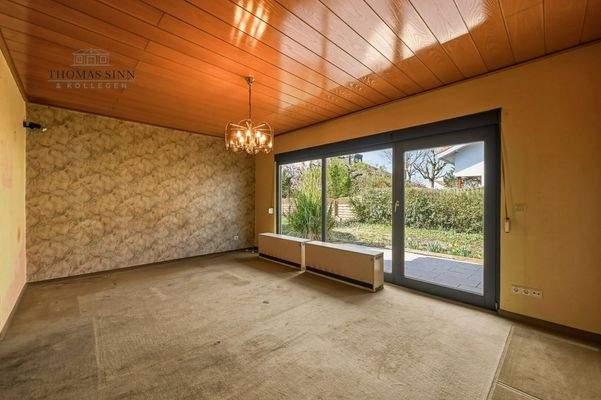 EG: Wohn-/Esszimmer mit Blick in den Garten