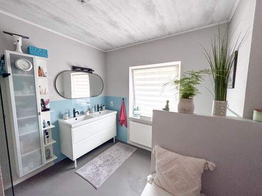 Barrierefreies Badezimmer mit WC und..