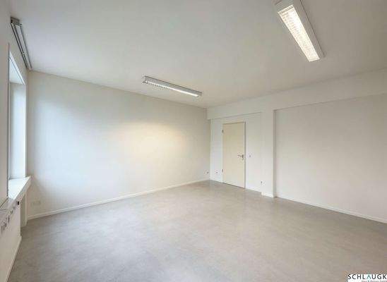 Bürozimmer mit Teppichboden