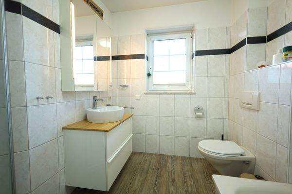 Modernes Bad mit Möbelwaschtisch und Spiegelschrank