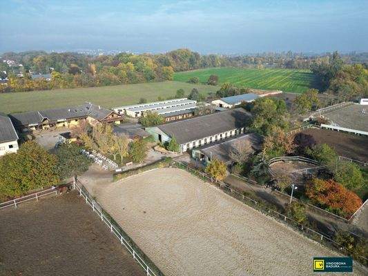 Reitanlage mit Blick auf Turnierboxen