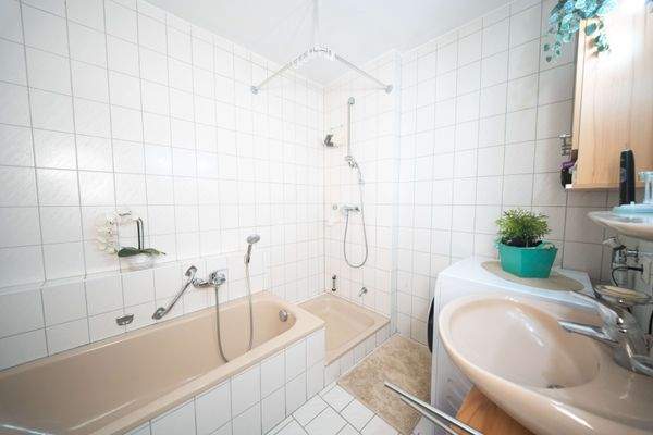 Bad mit Dusche und Wanne