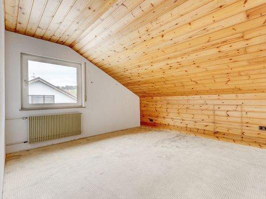 Helles Zimmer im Dachgeschoss