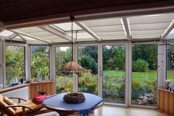 Heller Wintergarten mit Blick in den Garten