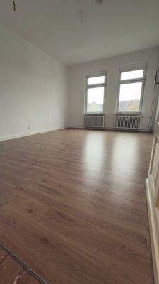 Leerer Raum mit Holzboden