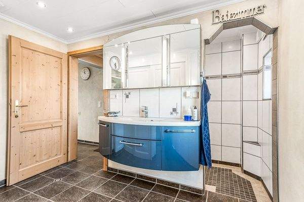 Waschküche mit Dusche