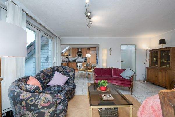 Blick vom Wohnzimmer in die Küche (DG)