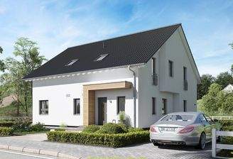 Frontale Ansicht eines klassischen massa haus Fertighauses mit Giebeldach, heller Fassade und zwei B