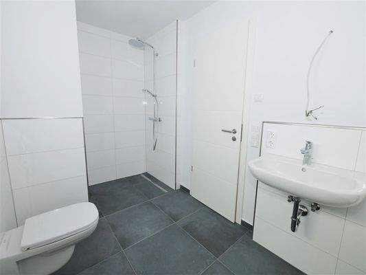  Bad mit bodengleicher Dusche