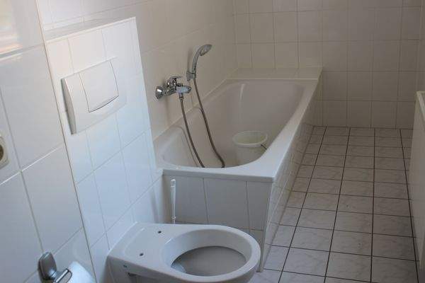 Tageslichtbad mit Wanne und WC