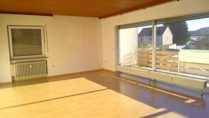 Wohnzimmer mit Balkon