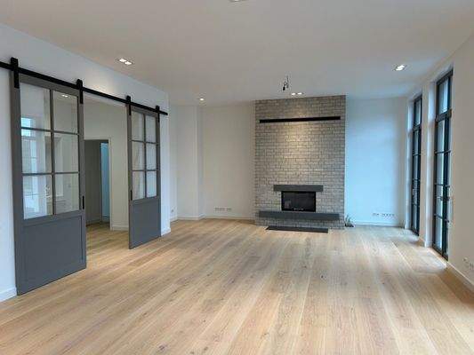 großer Wohnbereich mit Kamin