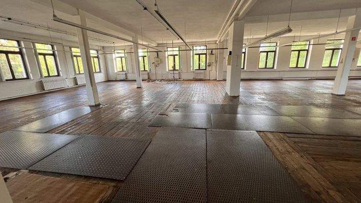 Fabrikhalle im OG (Kampfweg) aber EG (Grundstück)