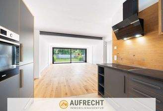 großzügiger Wohn-/Essbereich mit Küche