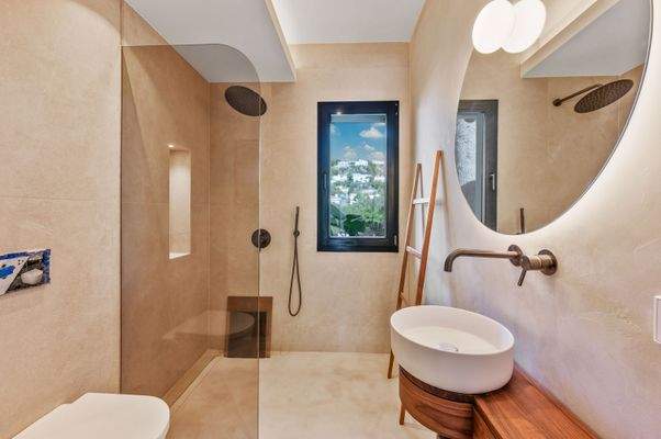 2nd Bathroom in villa in Costa d_en Blanes
