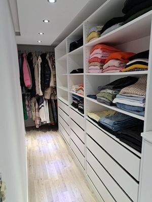 Begehbarer Kleiderschrank UG eingrichtet
