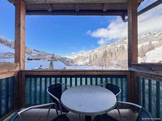 Masterbereich mit Terrasse und Bergblick 