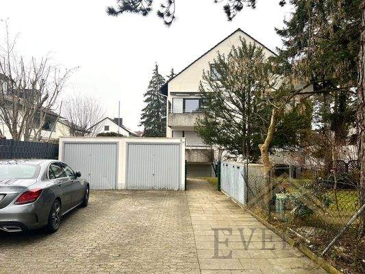 Hausansicht mit Garagen