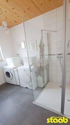 ... mit Dusche und Waschmaschinen+Trocknerstellplatz!