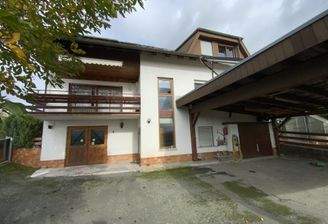 Rückansicht mit Garage