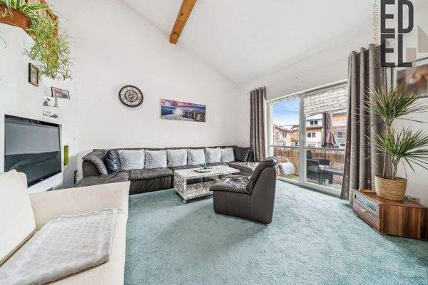 Wohnzimmer mit Balkon