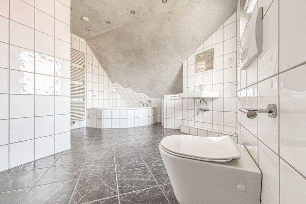 Badezimmer mit Badewanne und Fenster andere Sicht 