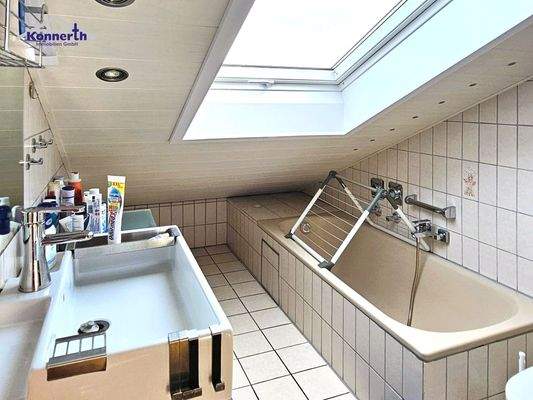 Badezimmer mit Wanne,...