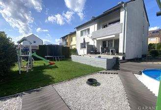 Blick vom Garten auf die Rückseite des Hauses