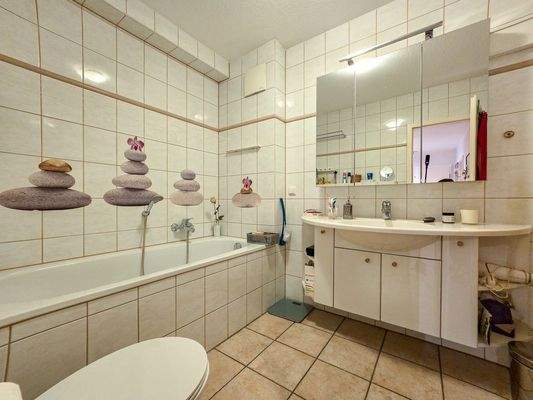 Badezimmer mit Badewanne