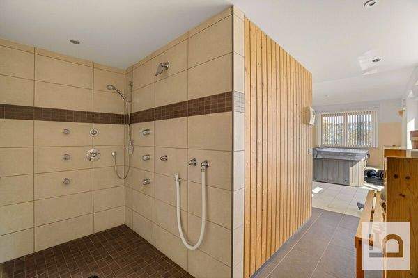 XXL-Dusche mit Blick zum Whirlpool