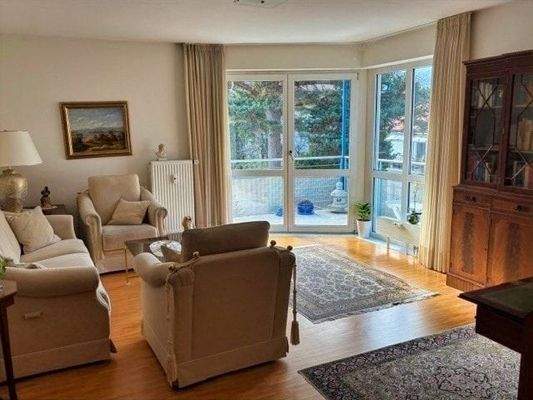 Wohnzimmer mit Balkon