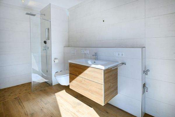 Bad mit Dusche | Waschmaschinenanschluss