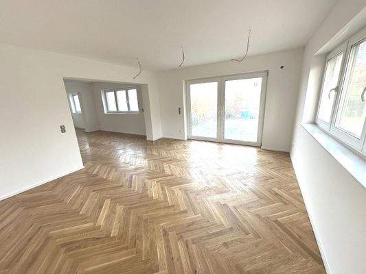 Wohnzimmer mit Zugang zur Terrasse