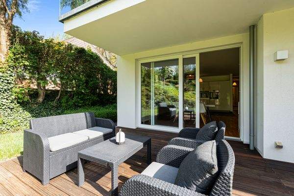 Terrasse mit Blick in das Wohnzimmer.jpg