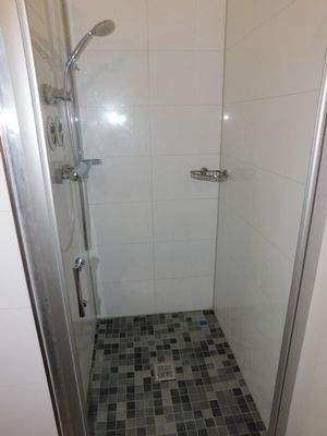 Bad mit Dusche 4